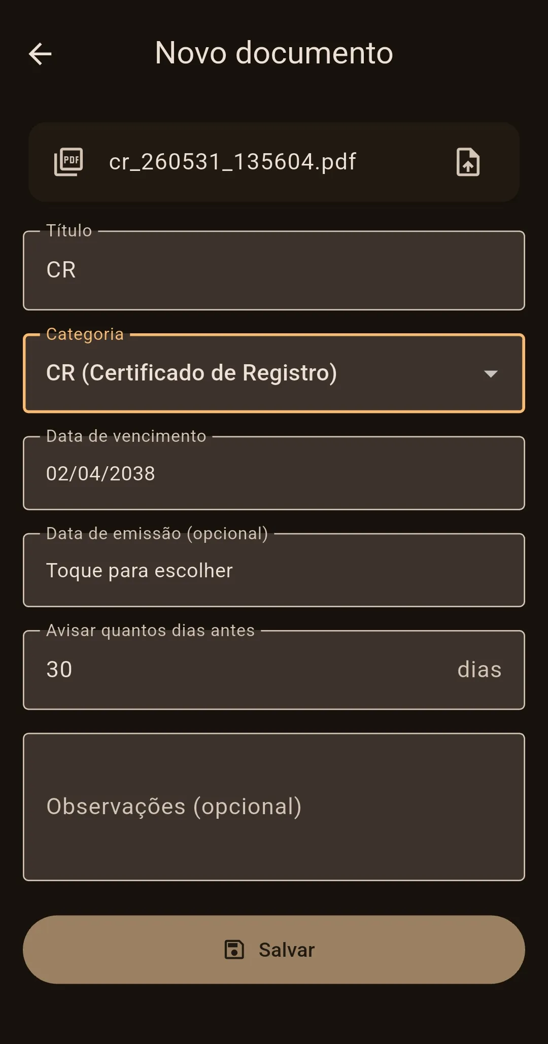 Tela de novo documento na Carteira Caqui, com PDF anexado, categoria CR, data de vencimento e campo para avisar 30 dias antes