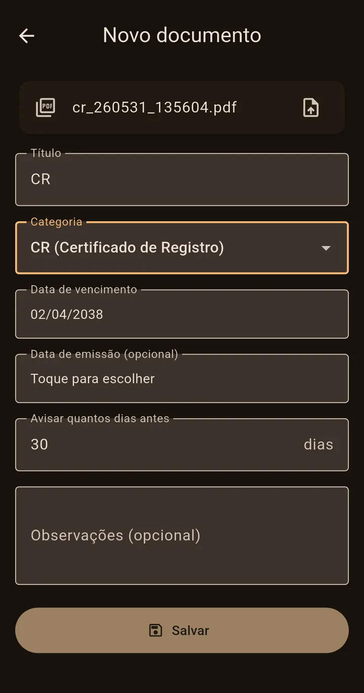 Tela de novo documento na Carteira Caqui, com PDF anexado, categoria CR, data de
              vencimento e campo para avisar 30 dias antes